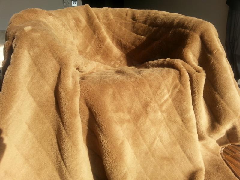KOC WEŁNIANY CAMEL PASY 140x200
