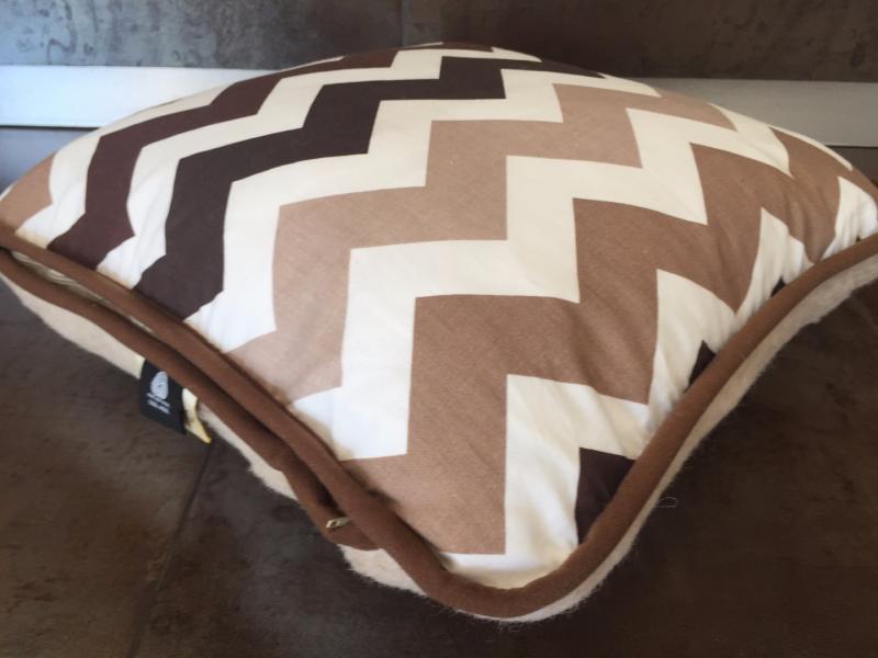 PODUSZKA WEŁNIANA 40x45 CAMEL CAPPUCINO PASY