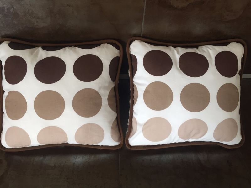 PODUSZKA WEŁNIANA 40x45 CAMEL CAPPUCINO KROPKI