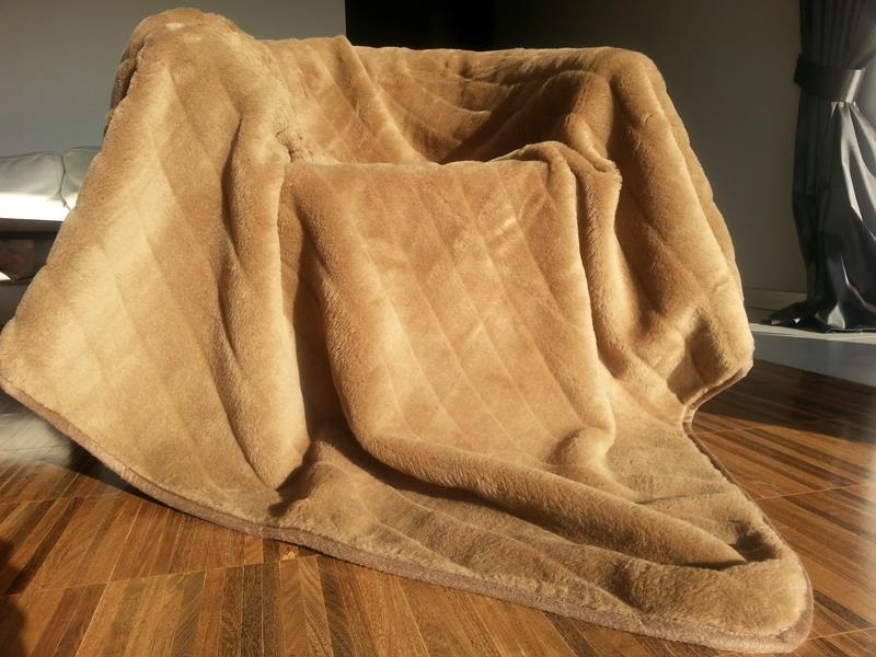 KOC WEŁNIANY CAMEL PASY 140x200