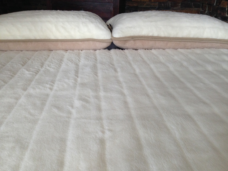 POŚCIEL WEŁNIANA CAMEL JASNY CAPPUCCINO + KASZMIR LUX PASY 240x200 + MATERAC