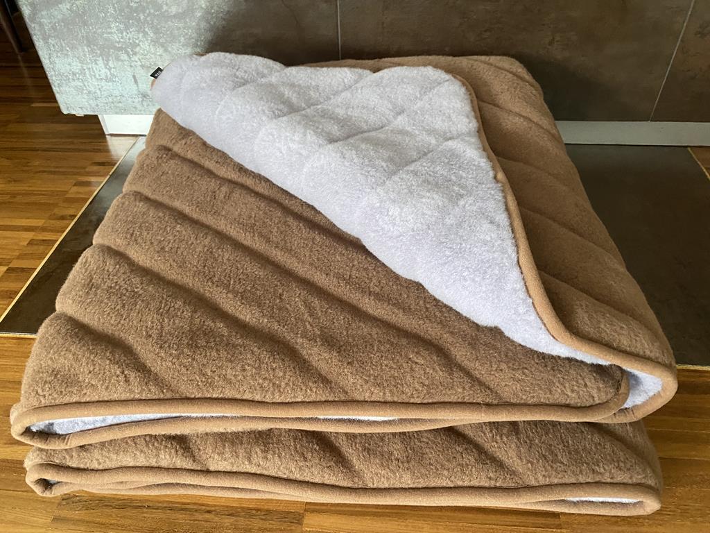 KOŁDRA Z WEŁNY ALPAKI ALPINA PASY + CAMEL CIEMNY PASY 200x200