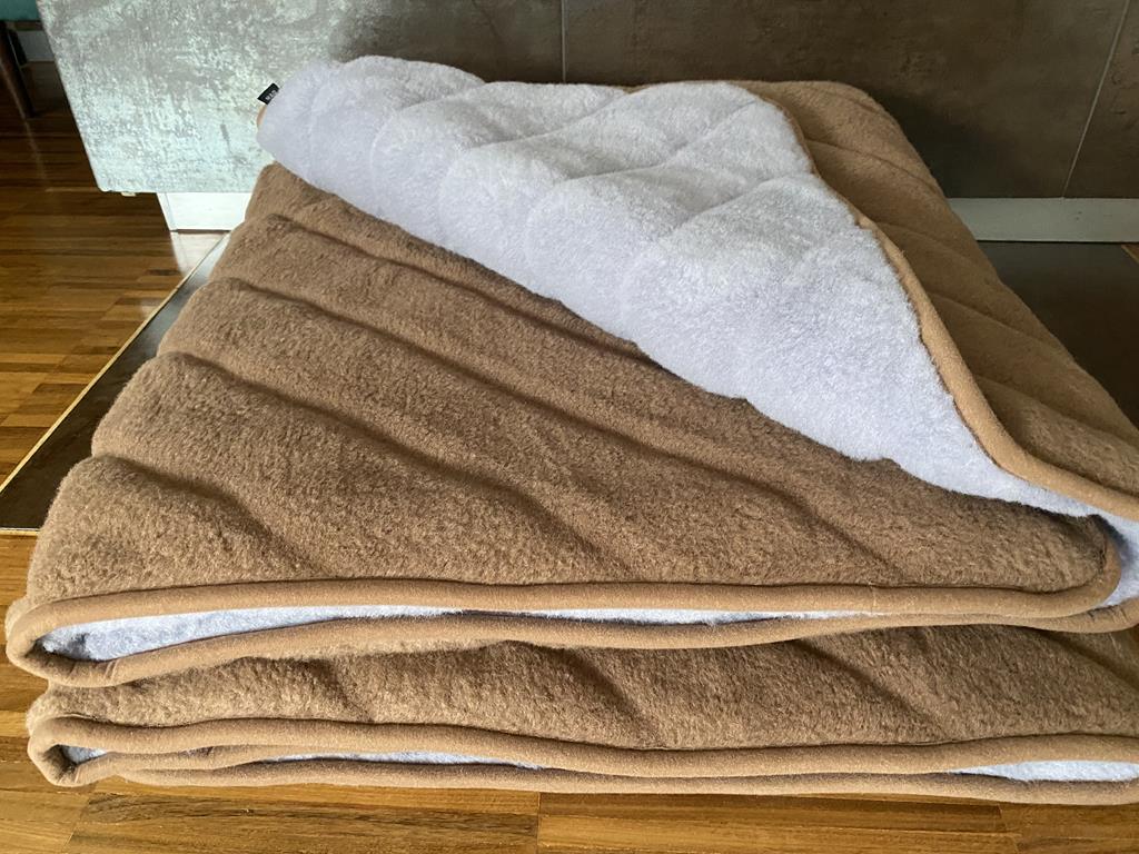 KOŁDRA Z WEŁNY ALPAKI ALPINA PASY + CAMEL CIEMNY PASY 200x200