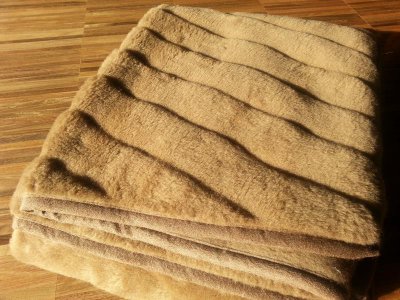 KOC WEŁNIANY CAMEL PASY 140x200