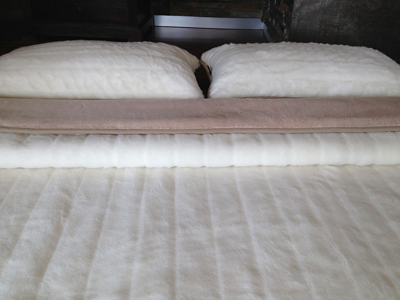 POŚCIEL WEŁNIANA CAMEL JASNY CAPPUCCINO + KASZMIR LUX PASY 240x200 + MATERAC