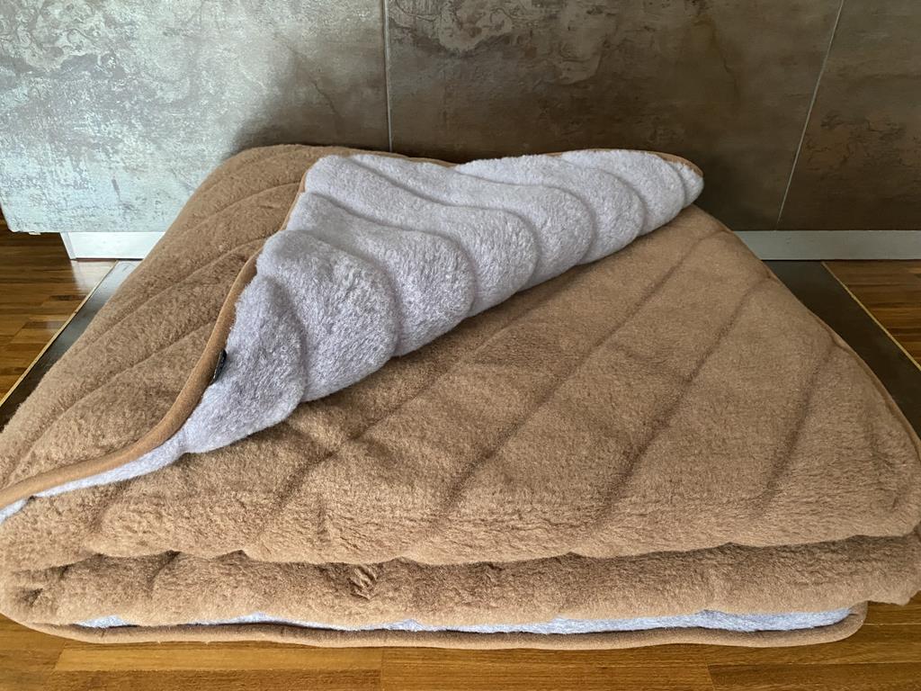 KOŁDRA Z WEŁNY ALPAKI ALPINA PASY + CAMEL CIEMNY PASY 200x200