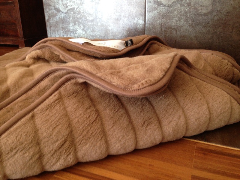KOŁDRA WEŁNIANA CAMEL CIEMNY PASY 220x200