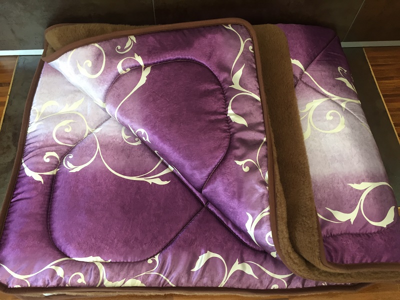 KOŁDRA WEŁNIANA CAMEL CIEMNY SATYNA VIOLET 140x200