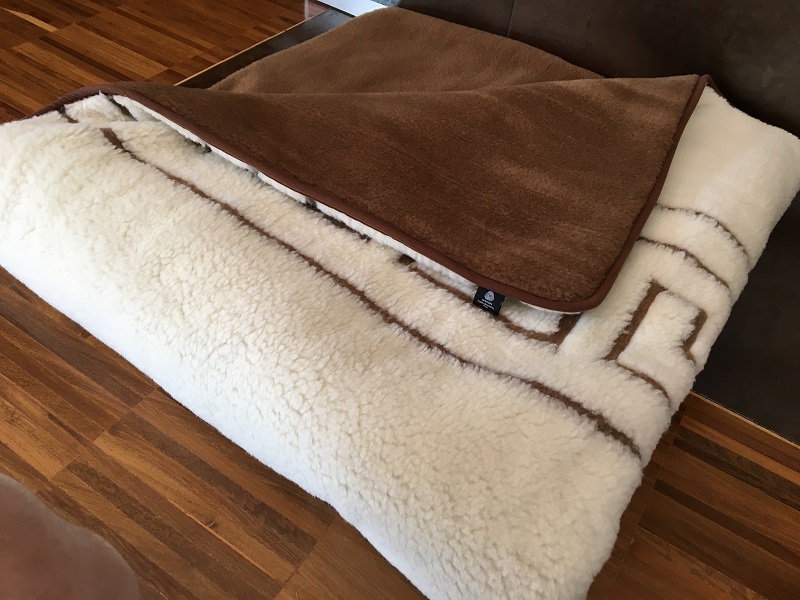 POŚCIEL WEŁNIANA CAMEL CIEMNY + MERYNOS TUMBLER GREKA 140x200 + PODKŁAD