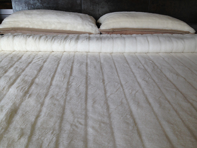 POŚCIEL WEŁNIANA CAMEL JASNY CAPPUCCINO + KASZMIR LUX PASY 240x200 + MATERAC