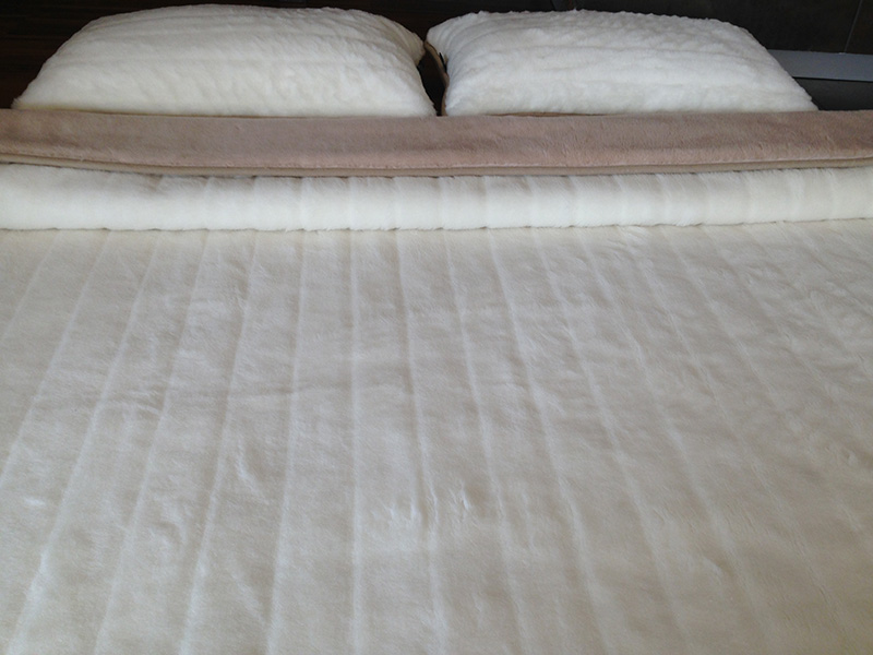 POŚCIEL WEŁNIANA CAMEL JASNY CAPPUCCINO + KASZMIR LUX PASY 240x200 + MATERAC