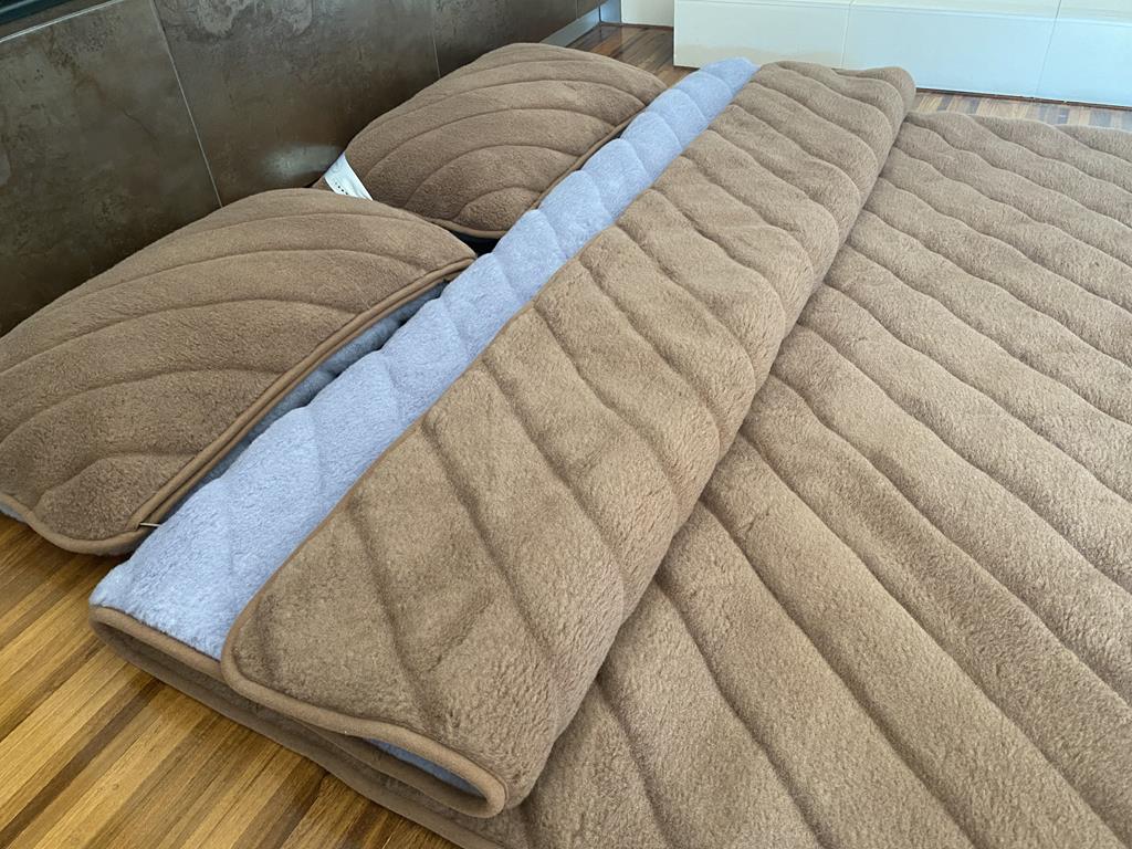 POŚCIEL WEŁNIANA ALPAKA ALPINA PASY + CAMEL CIEMNY PASY 160x200 + MATERAC