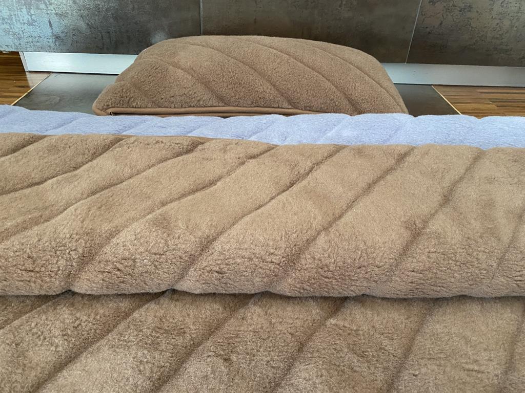 POŚCIEL Z WEŁNY ALPAKI ALPINA PASY + CAMEL CIEMNY PASY 140X200 + PODKŁAD