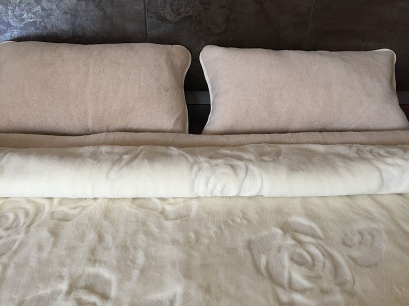 POŚCIEL WEŁNIANA CAMEL CAPPUCCINO + KASZMIR RÓŻA 220x200 + MATERAC