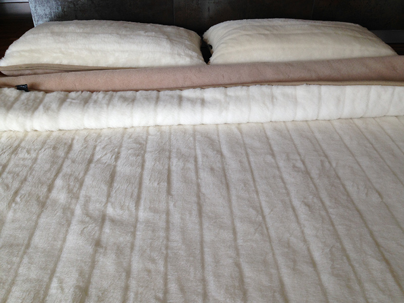 POŚCIEL WEŁNIANA CAMEL JASNY CAPPUCCINO + KASZMIR LUX PASY 240x200 + MATERAC