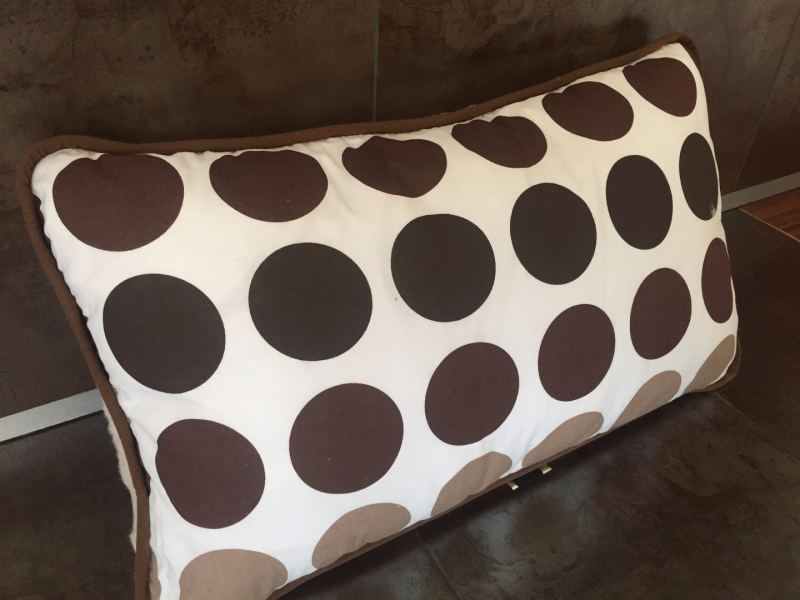 PODUSZKA WEŁNIANA 45x75 CAMEL CAPPUCINO KROPKI