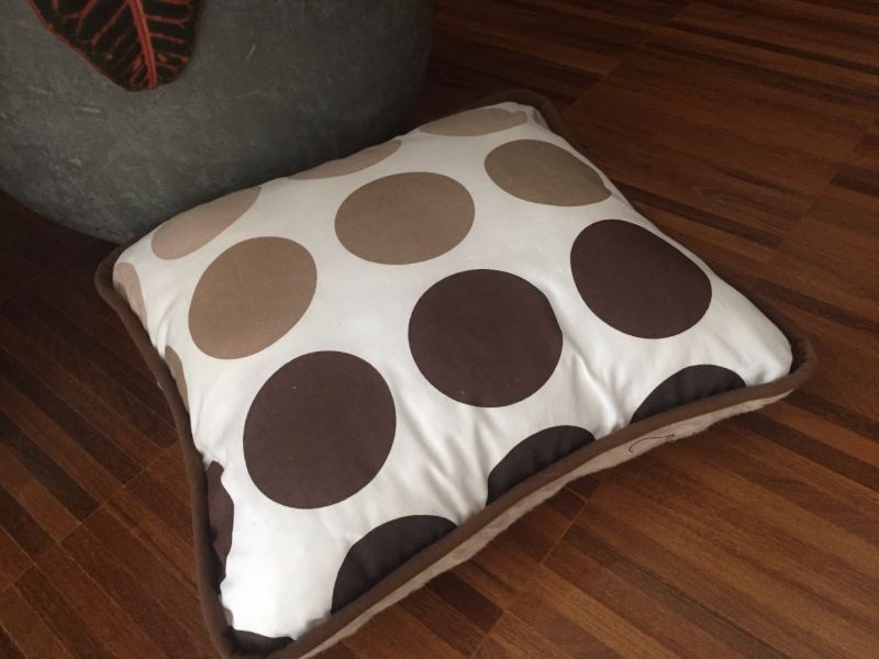 PODUSZKA WEŁNIANA 40x45 CAMEL CAPPUCINO KROPKI