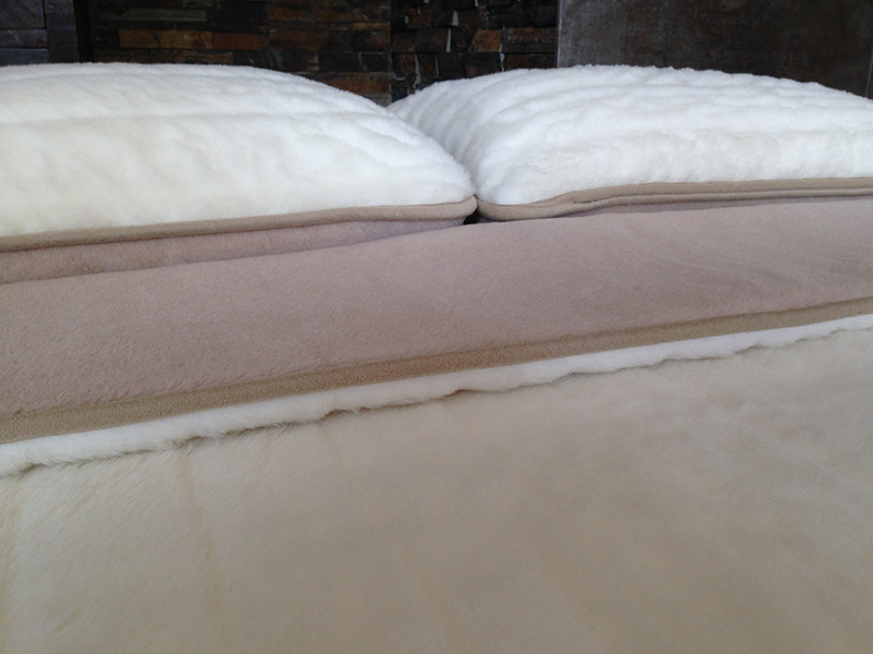 POŚCIEL WEŁNIANA CAMEL JASNY CAPPUCCINO + KASZMIR LUX PASY 240x200 + MATERAC