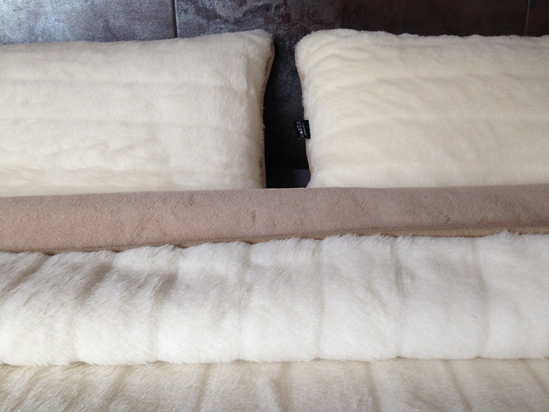POŚCIEL WEŁNIANA CAMEL JASNY CAPPUCCINO + KASZMIR LUX PASY 240x200 + MATERAC