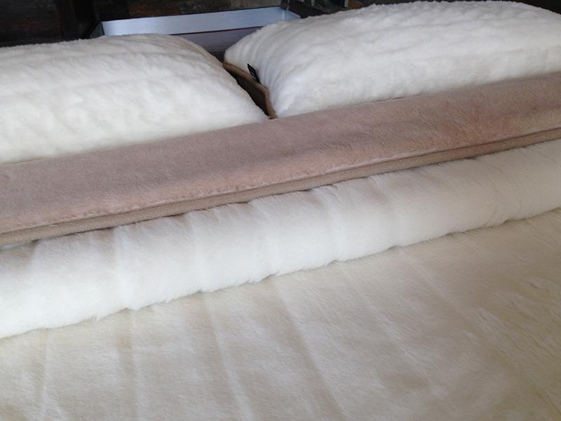 POŚCIEL WEŁNIANA CAMEL JASNY CAPPUCCINO + KASZMIR LUX PASY 240x200 + MATERAC