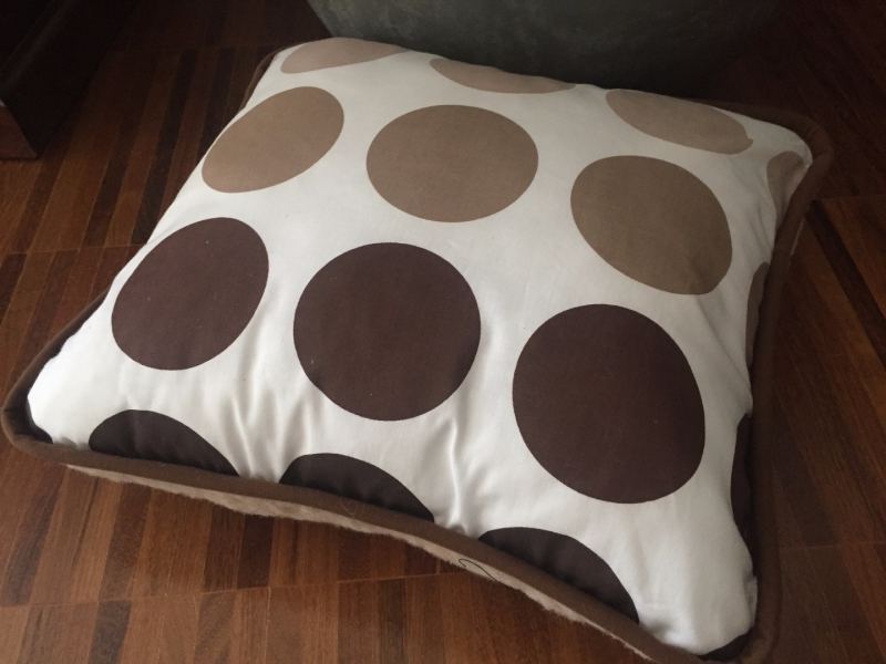 PODUSZKA WEŁNIANA 40x45 CAMEL CAPPUCINO KROPKI