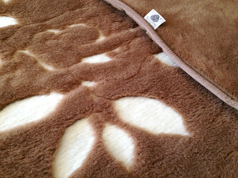 KOŁDRA WEŁNIANA CAMEL CIEMNY BIAŁA LILIA 240X200