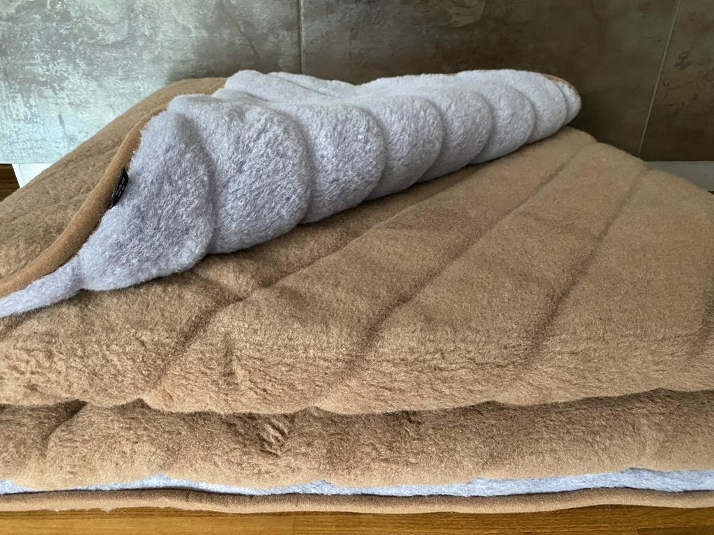 KOŁDRA Z WEŁNY ALPAKI ALPINA PASY + CAMEL CIEMNY PASY 200x200