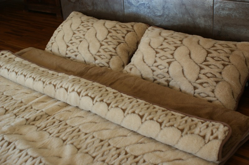 POŚCIEL WEŁNIANA CAMEL WARKOCZ Z WEŁNY CAMEL 200x200 + PODKŁAD