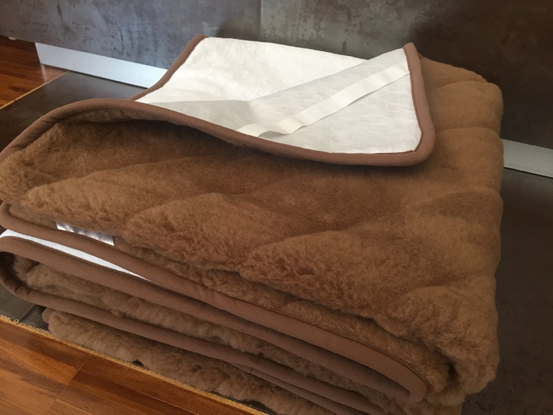 PODKŁAD WEŁNIANY CAMEL CIEMNY PASY 120x200