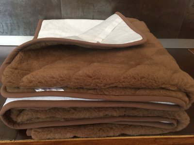PODKŁAD WEŁNIANY CAMEL CIEMNY PASY 100x200