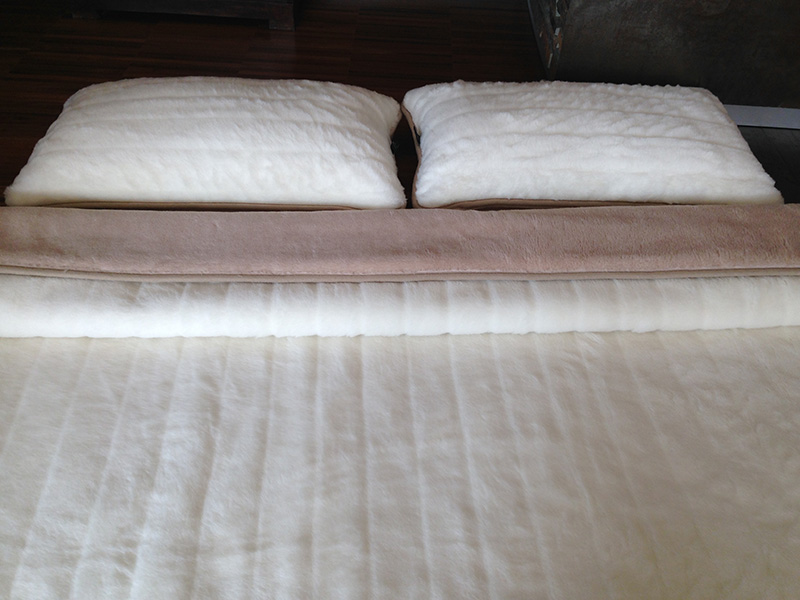 POŚCIEL WEŁNIANA CAMEL JASNY CAPPUCCINO + KASZMIR LUX PASY 240x200 + MATERAC