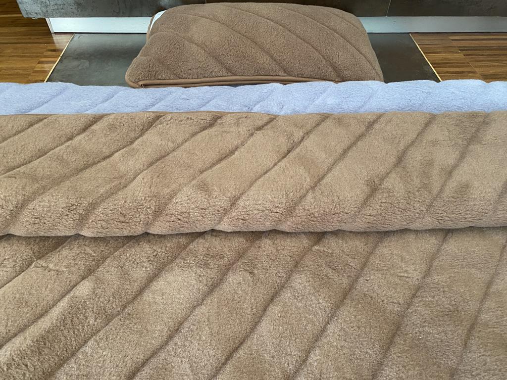 POŚCIEL Z WEŁNY ALPAKI ALPINA PASY + CAMEL CIEMNY PASY 140X200 + PODKŁAD