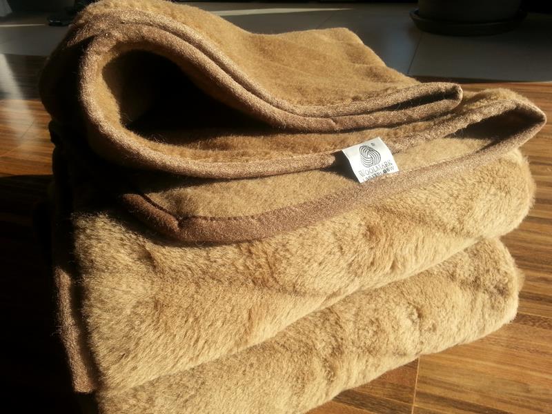 KOC WEŁNIANY CAMEL PASY 140x200