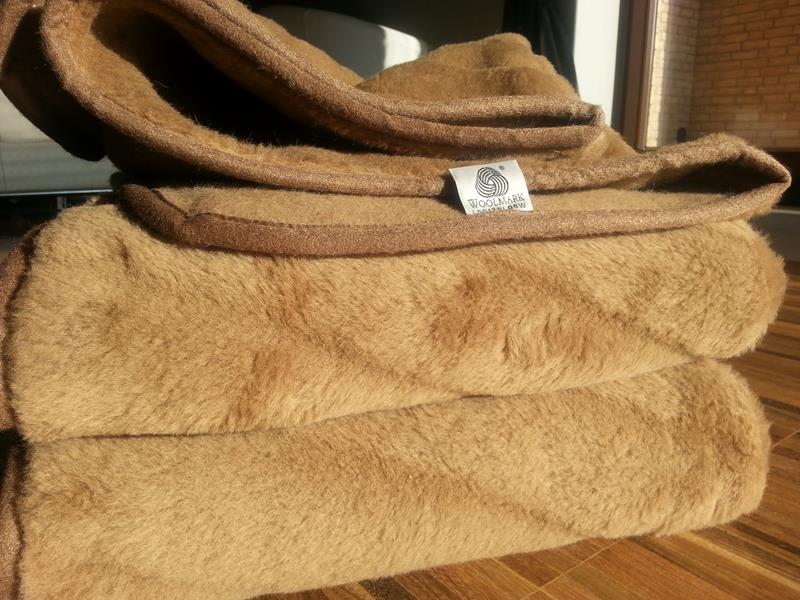 KOC WEŁNIANY CAMEL PASY 140x200