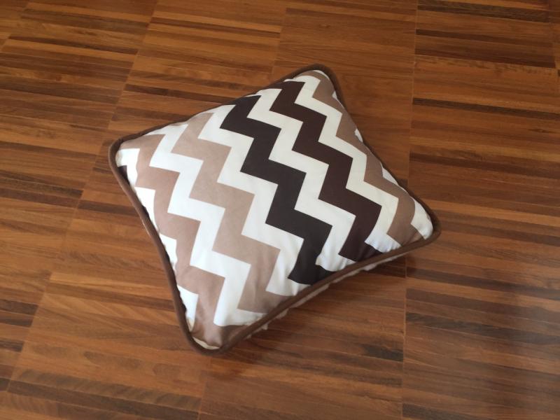 PODUSZKA WEŁNIANA 40x45 CAMEL CAPPUCINO PASY