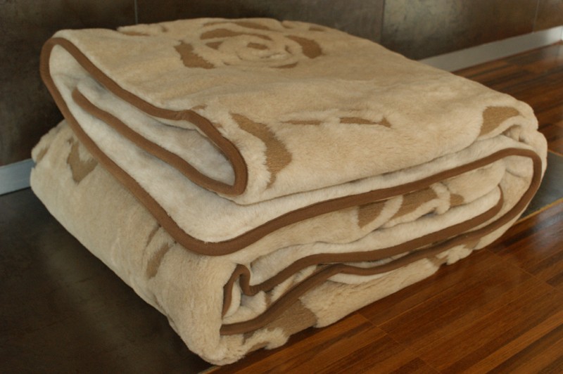 KOŁDRA WEŁNIANA CAMEL RÓŻA J+J 200x200
