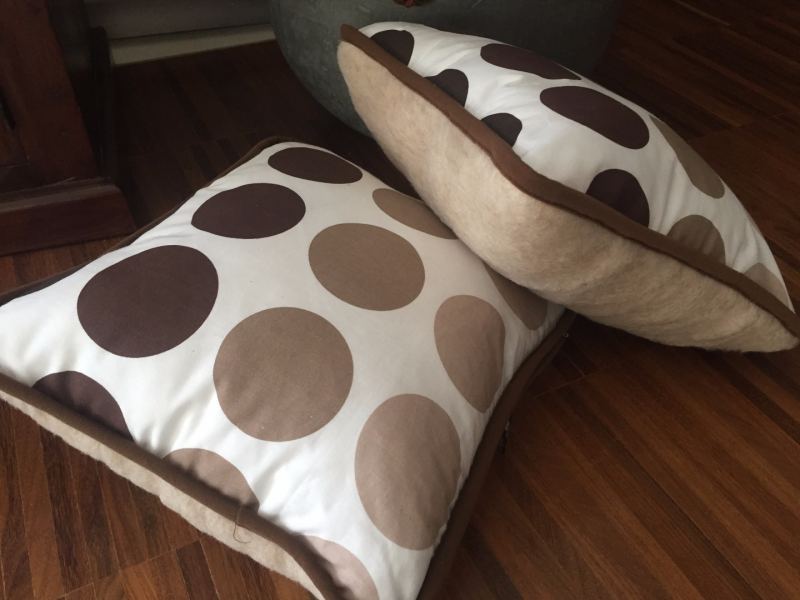 PODUSZKA WEŁNIANA 40x45 CAMEL CAPPUCINO KROPKI