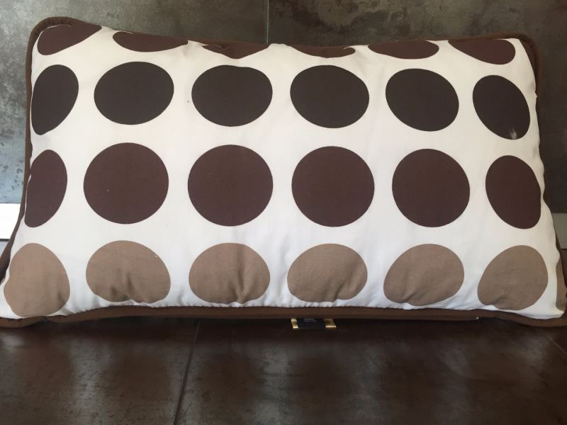 PODUSZKA WEŁNIANA 45x75 CAMEL CAPPUCINO KROPKI