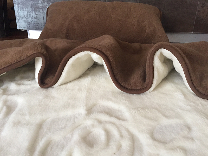 POŚCIEL Z WEŁNY CAMEL CIEMNY + KASZMIR RÓŻA 140x200