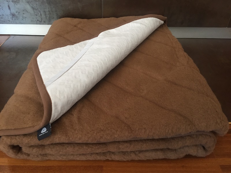 PODKŁAD WEŁNIANY CAMEL CIEMNY PASY 120x200